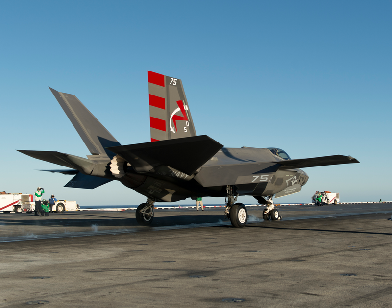 Illustration for article titled Espectaculares imágenes del F-35C en pruebas sobre un portaaviones